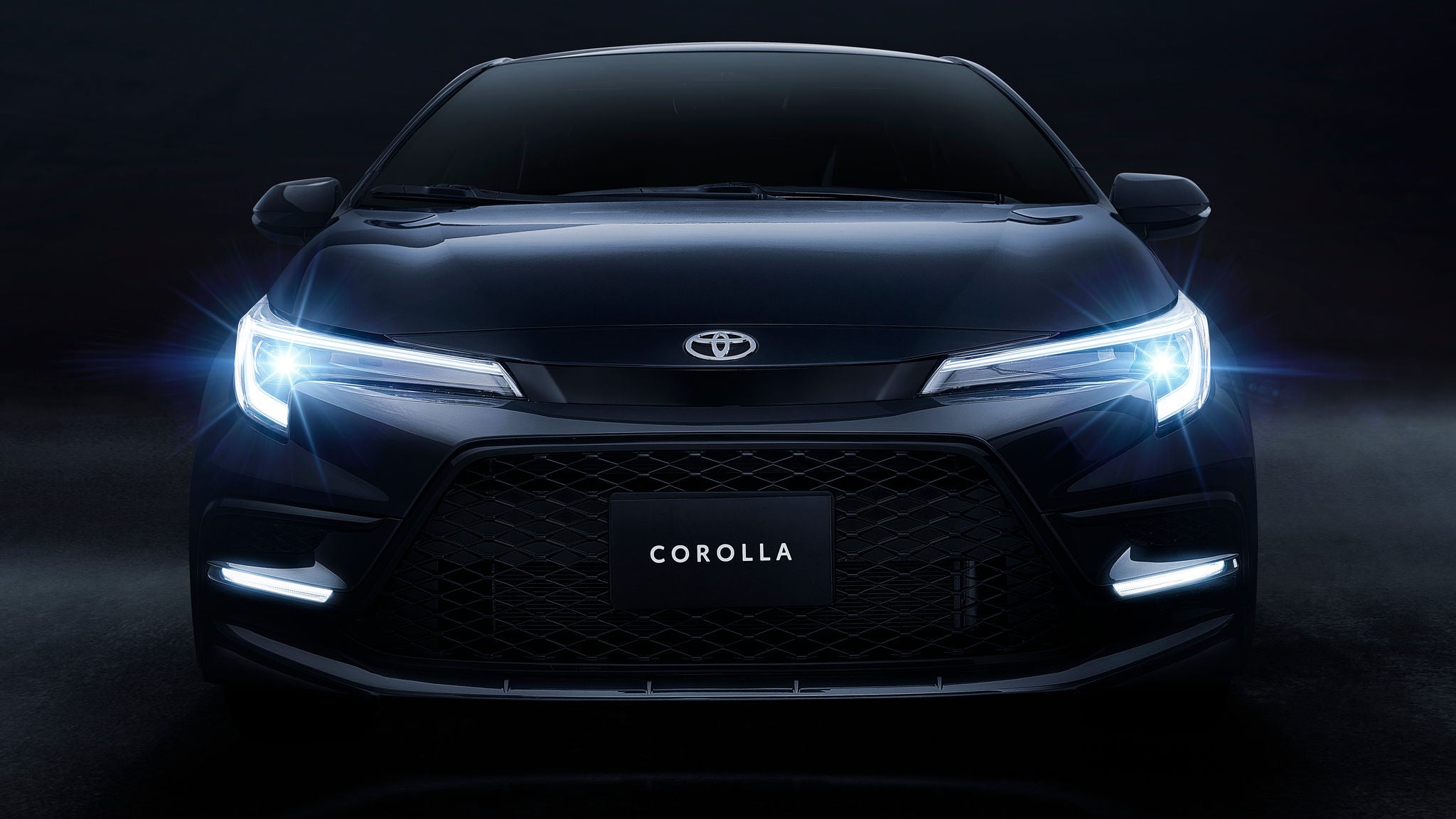 Toyota Corolla con luces frontales encendidas