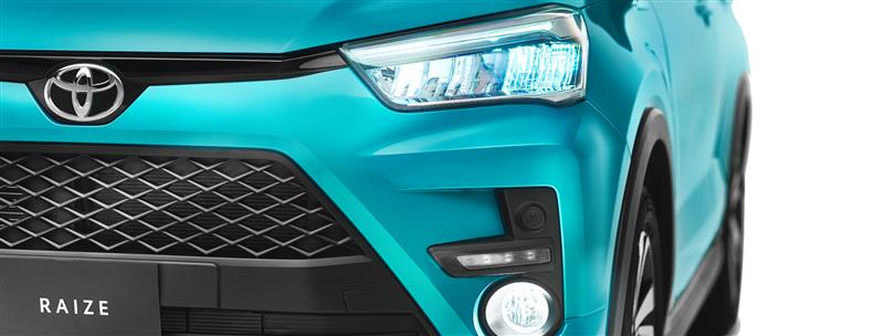 Frente de Toyota Raize con sensores de estacionamiento
